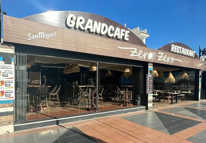 Gedekte tafel bij een restaurant in La Carihuela